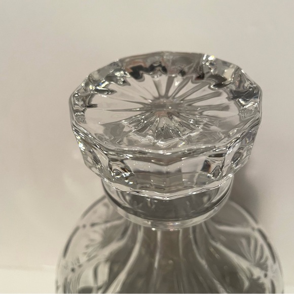 VTG Aberdeen Berkshire Crystal Decanter by Godinger, Cut Crystal (36 oz.) - Picture 4 of 9